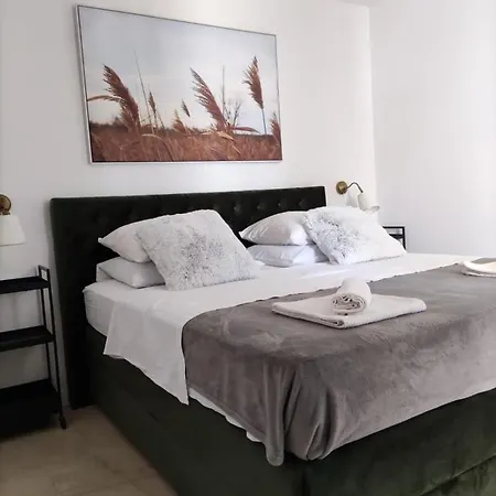 Apartman Marta 2 *